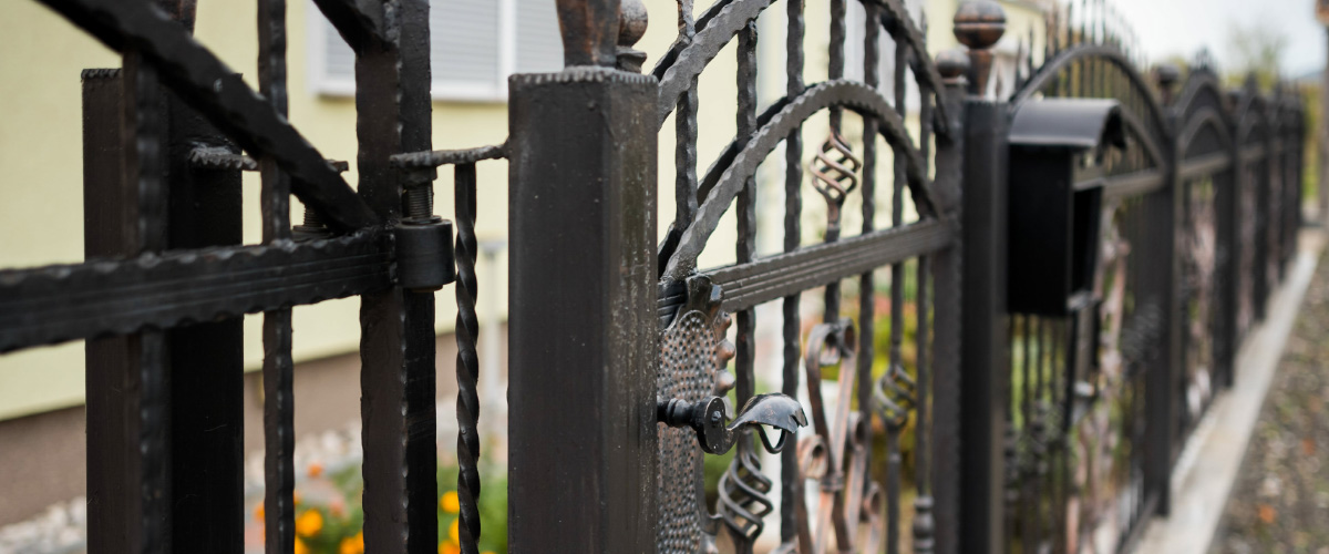 Jardinería España provides privacy with fences for homes, villas and apartments, attending to the different types, materials and colors.