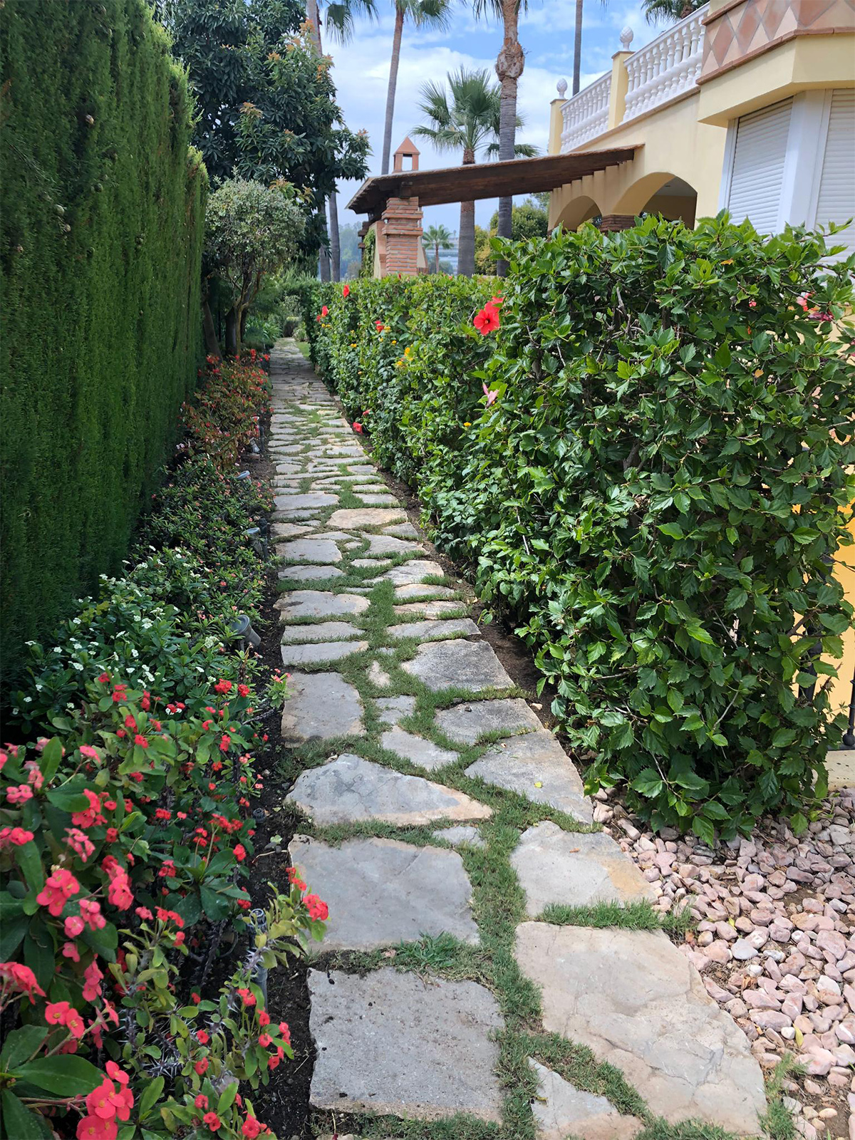 Our professionals will analyze your needs, attending to the different types of stones and colors, to design them according to the landscaping that is the most appropiate in your garden.